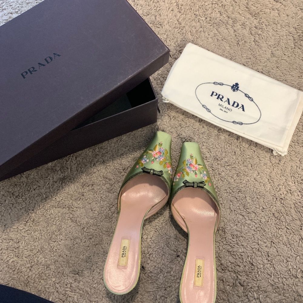 Prada green satin silk embroidered kitten heels